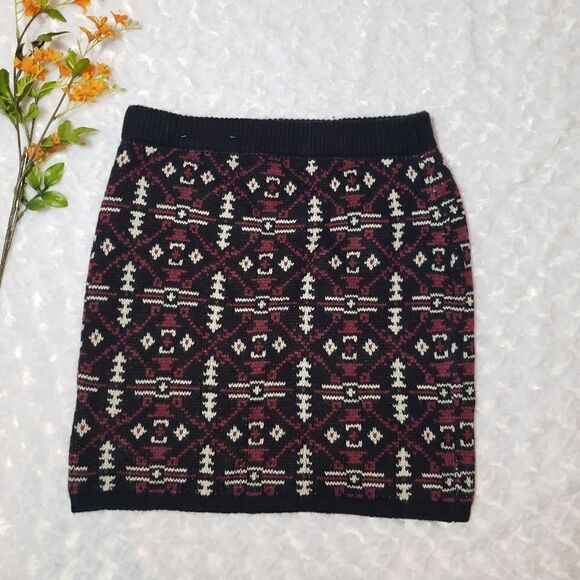 Maurices size small white red and black aztec print sweater skirt - Picture 2 of 3